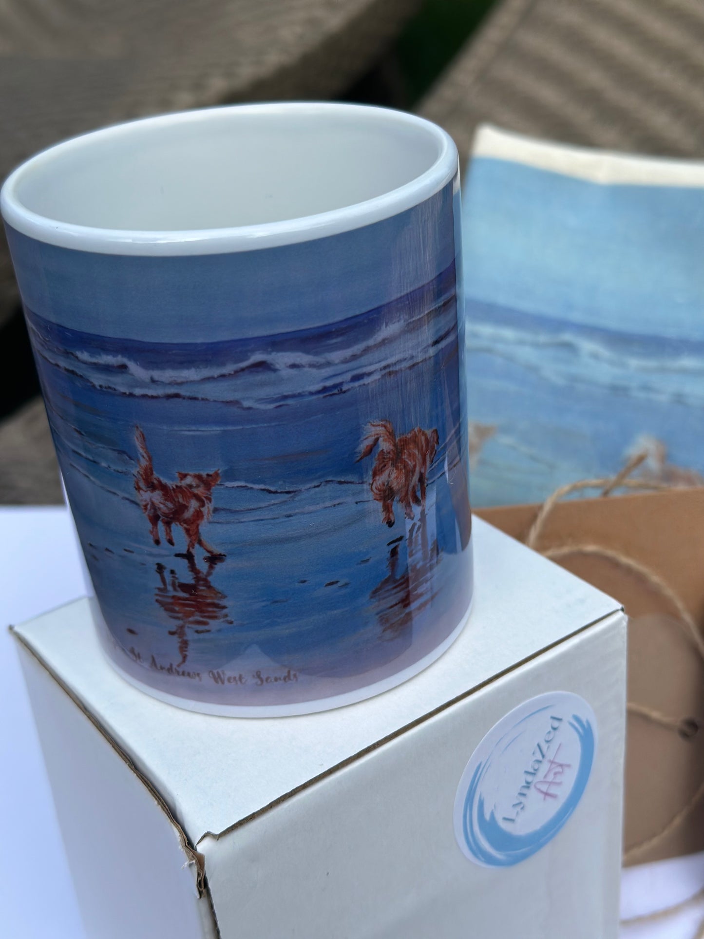 Giftbox Golden Retrievers Bottoms Up, showing mug detail