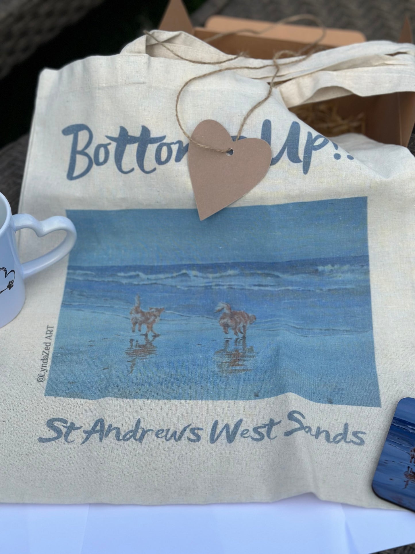 Giftbox Golden Retrievers Bottoms Up, showing tote detail